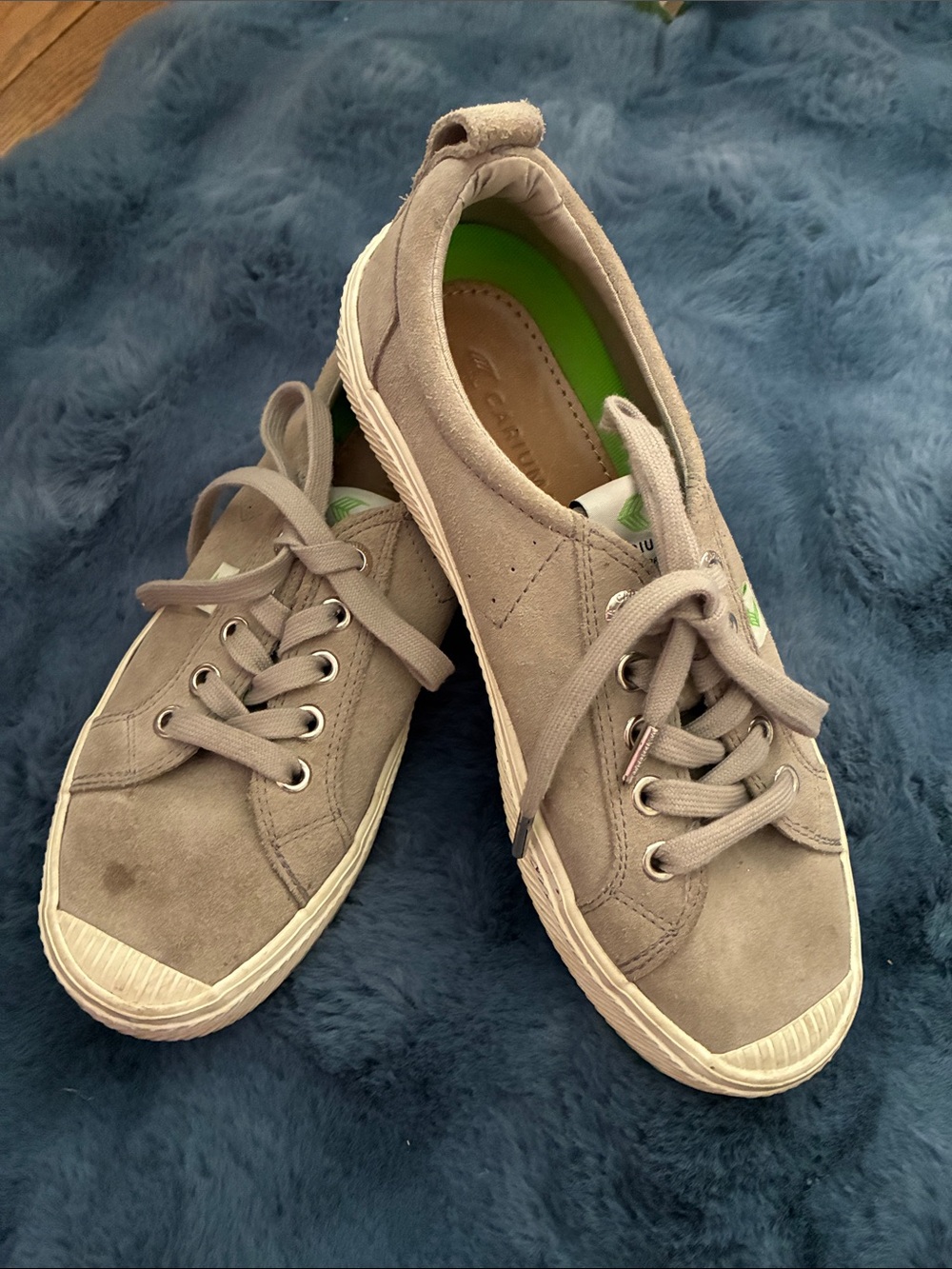 Cariuma Women’s Suede Sneakers in Light Gray with Green Insole
